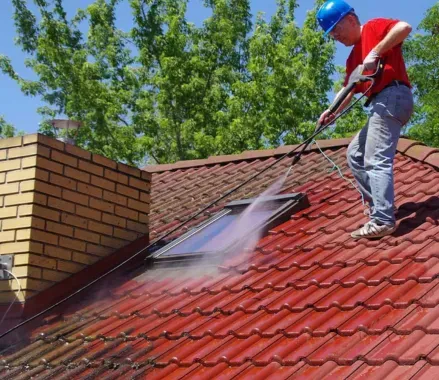 Somos una empresa experta en tejados en Castro Urdiales, contamos con un servicio profesional de limpieza y corrección de tejados, el cual nos permite mantener la estructura en buen estado, evitando filtraciones, acumulación de humedad y desgaste o deterioro de los materiales. Porque nos encargamos de retirar hojas, ramas, nidos, pluma o cualquier otro desecho, para revisar y reparar, aplicamos productos impermeabilizantes u otro tratamiento para proteger tu tejado de humedad y de los agentes atmosféricos. Llama al 942 94 04 42 y solicita un presupuesto GRATIS de limpieza de tejado en Castro Urdiales.