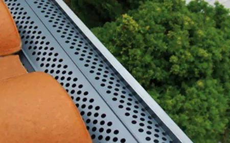 poner rejillas cubre canalón en Santa Cruz de Bezana, Santander, Cantabria